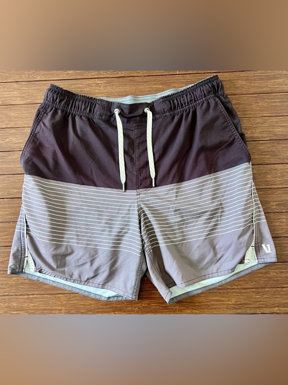 Vuori Mens Trail Shorts Shale Neptune Stripe Athleisure Running size Small lined